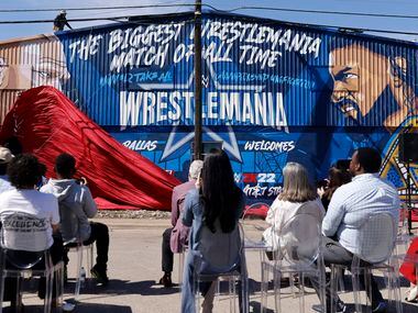 Les équipages baissent le rideau sur une peinture murale de WrestleMania à West Dallas, le 3 mars 2022. La superstar Drew...