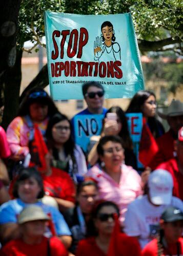 “Fin a las deportaciones”, dice un cartel de los manifestantes que llegaron hasta McAllen....