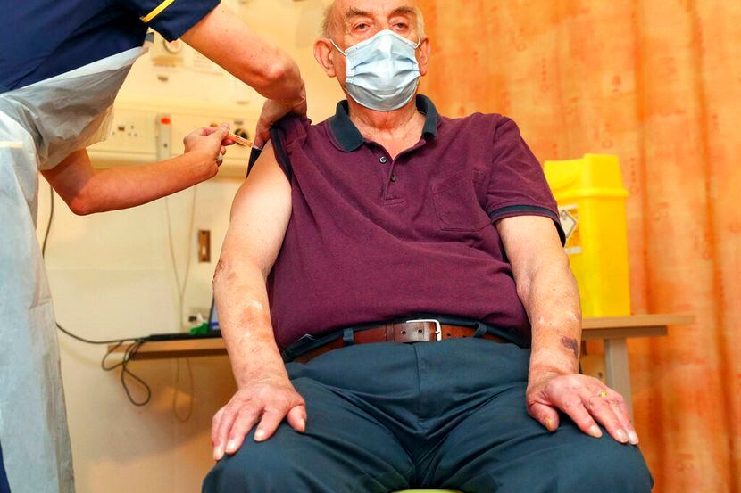 Brian Pinker, de 82 años, recibe la vacuna de la Universidad de Oxford y AstraZeneca contra...
