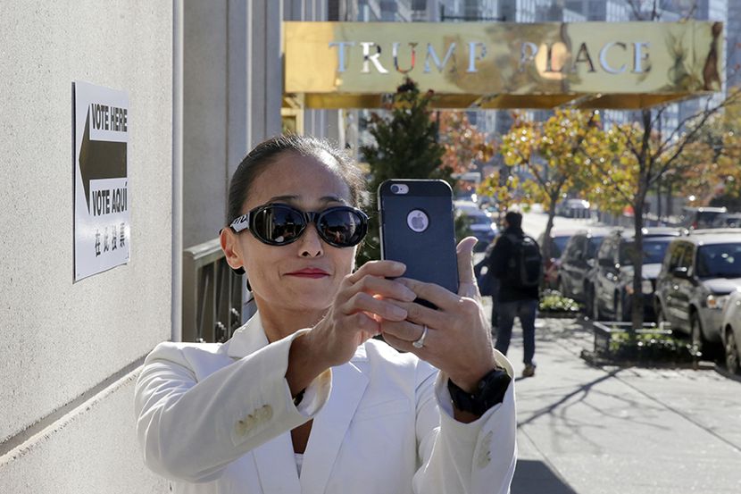 Una mujer se toma un selfie en frente del complejo de apartamentos Trump Place. (ARCHIVO?AP)
