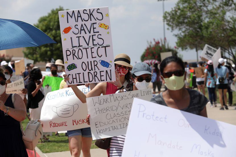 Miembros de la comunidad realizaron una protesta pidiendo requisito de mascarillas en las...