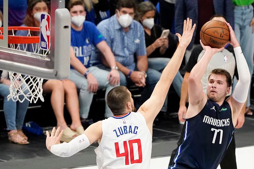 Luka Doncic (77), guardia de los Mavericks de Dallas lanza un tiro a la canasta sobre Ivica...