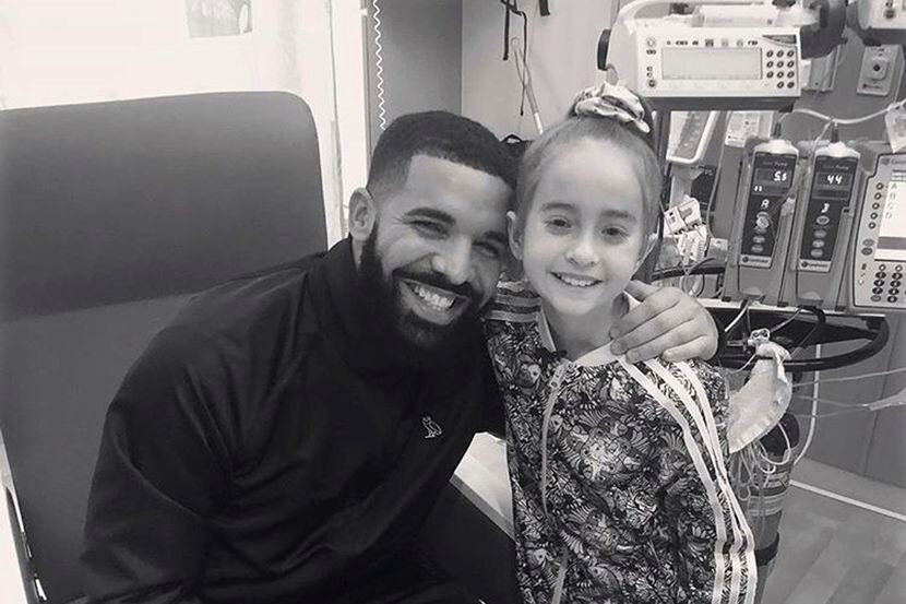 El lunes 20 de agosto, en esta foto provista por Drake, se ve al rapero junto a Sofia...