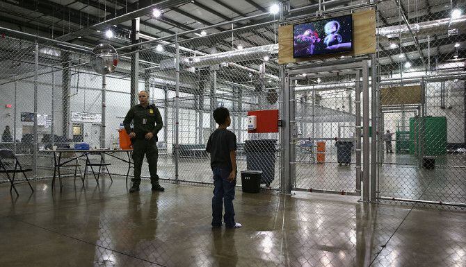 
				MCALLEN, TEXAS. Un niño de Honduras ve una película en un centro de detención de la...