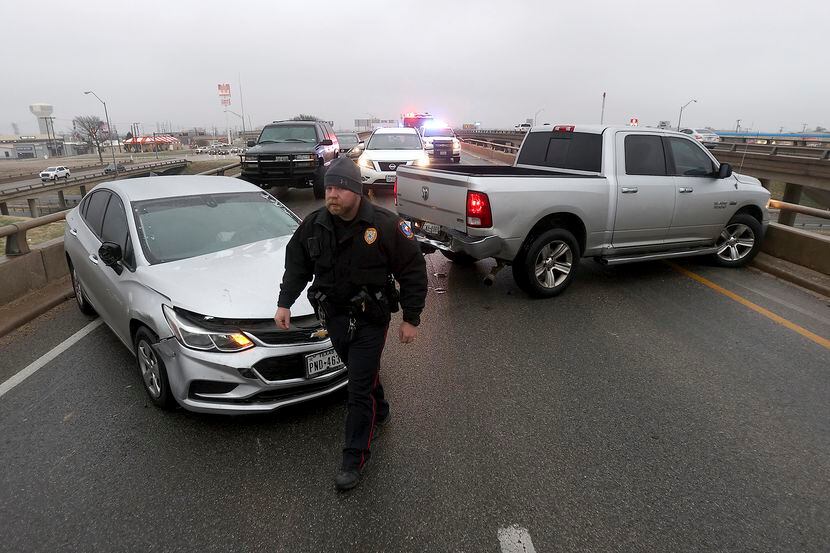 Varios accidentes se registraron en las carreteras del Norte de Texas debido a la reciente...