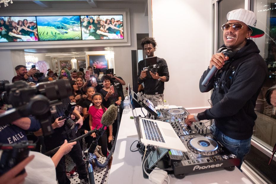 Nick Cannon performs in November 2021 at Sugar Factory in Dallas.