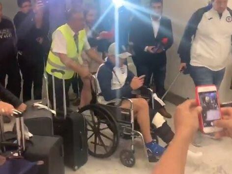 El defensa de Cruz Azul, Pablo Aguilar, llegó en silla de ruedas al Aeropuerto Internacional...