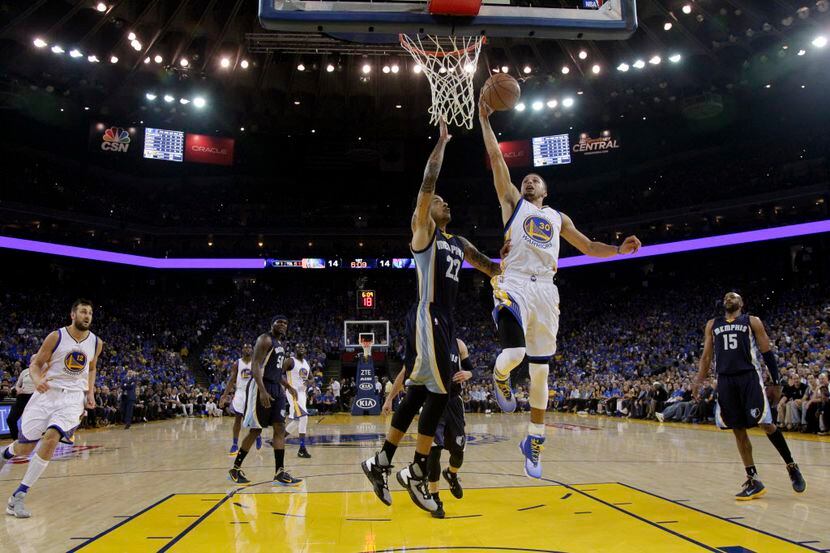 Stephen Curry y los Warriors derrotaron el miércoles a Memphis. Foto AP
