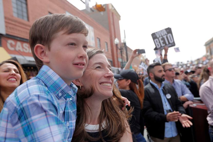 Amy O’Rourke, esposa del candidato demócrata a la presidencia Beto O’Rourke y su hijo Henry...