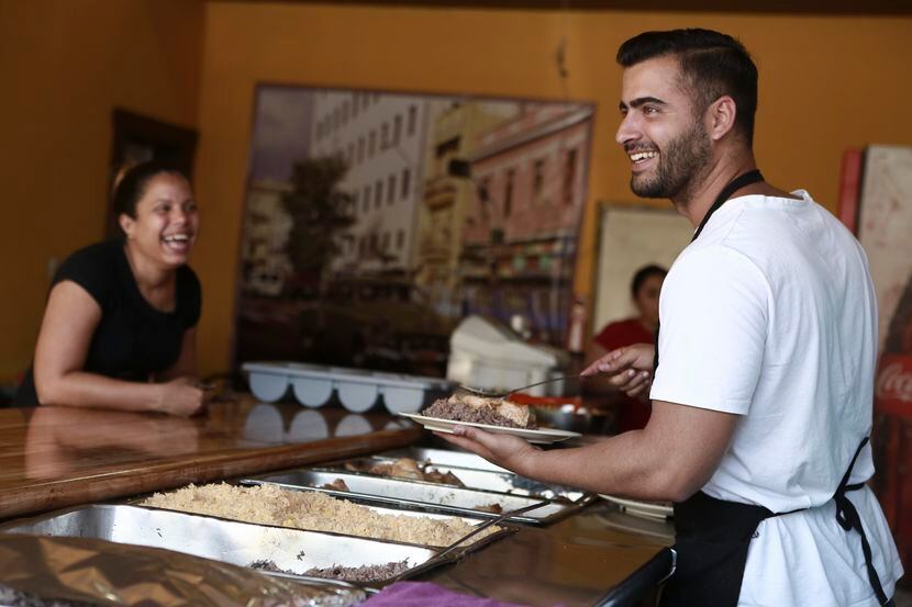 Danil Hernández, un inmigrante cubano, trabaja en el restaurante Pequeña Havana, en Ciudad...