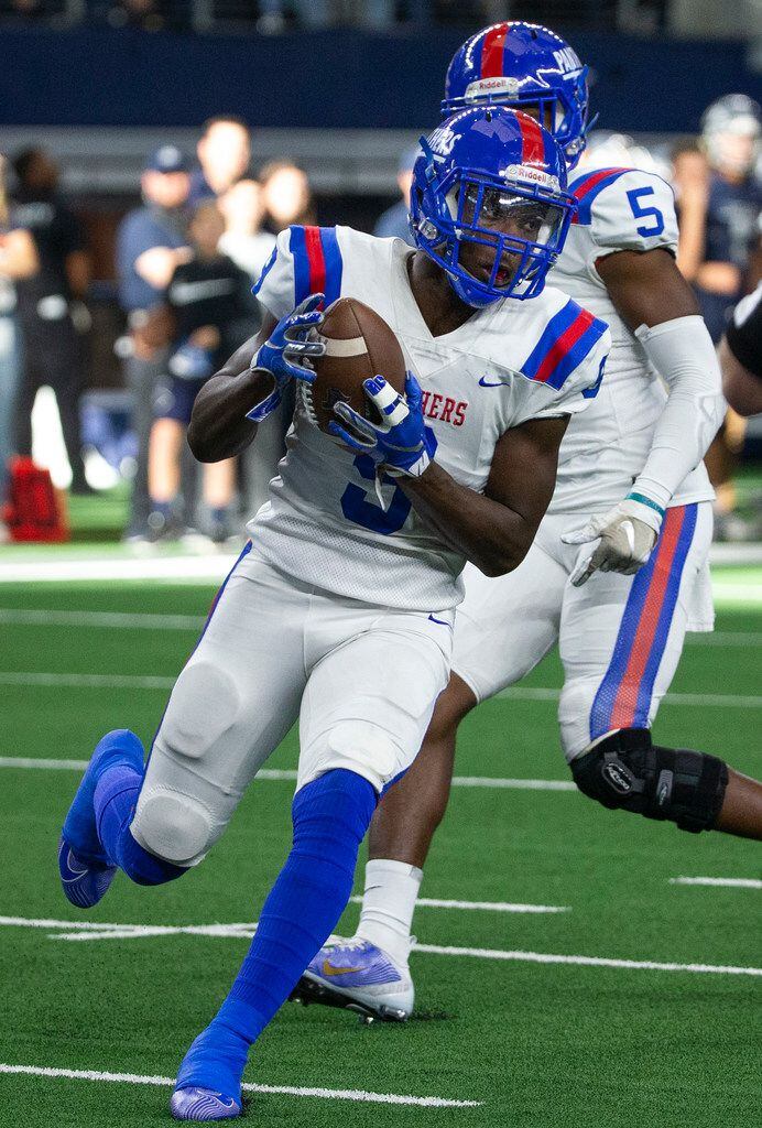 Duncanville linebacker Paul Pickens (9) recovers the ball from Flower Mound during the first...
