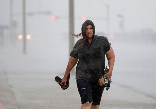 Hillary Lebeb camina por un rompeolas en Galveston, Texas, mientras el huracán Harvey cobra...