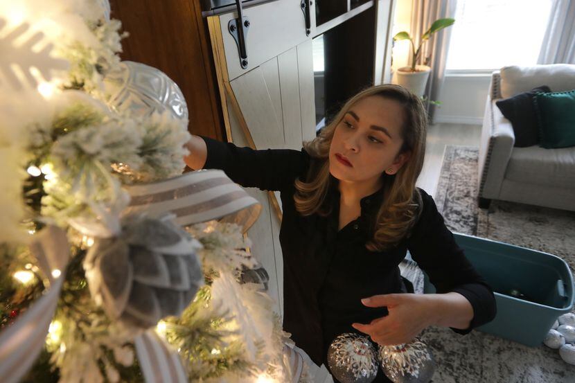 Azalea Dávila, de 40 años, ha sido la encargada de colocar las decoraciones navideñas de su...