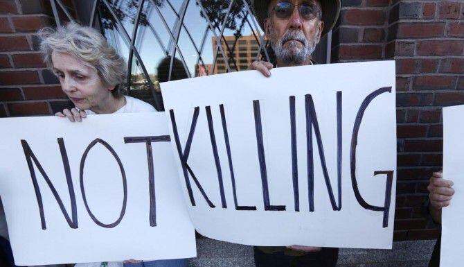 Activistas protestan contra la condena a muerte que recibió Dzhokhar Tsarnaev, uno de los...