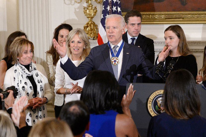 Joe Biden cuando recibió la Medalla de la Libertad del entonces presidente Barack Obama, el...