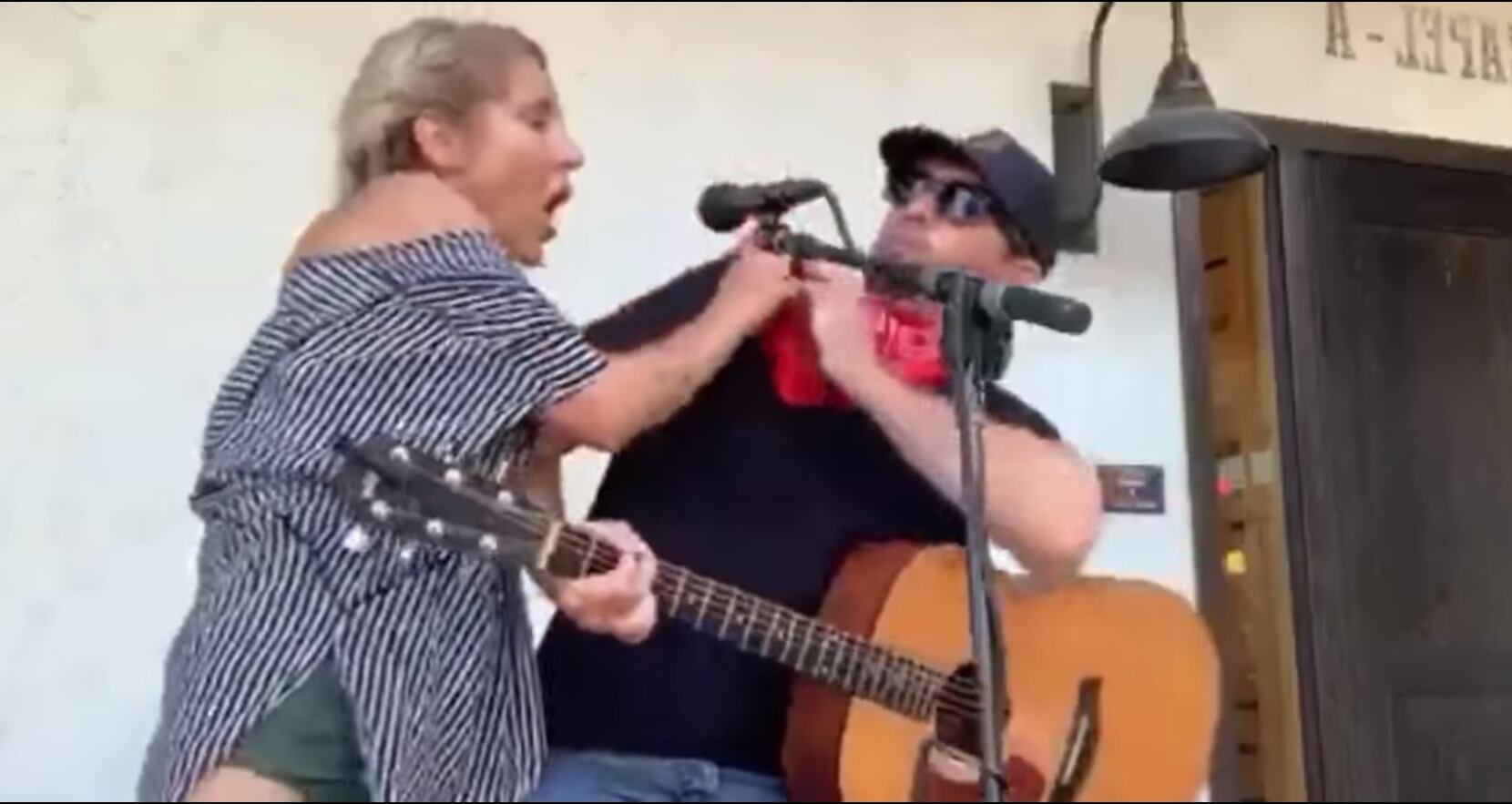 Una mujer se acercó al escenario donde actuaba en vivo el músico Clayton Gardner en Texican Court en Las Colinas.