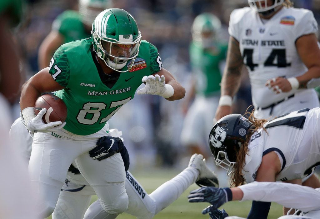 North Texas tight end Kelvin Smith (87) tries to breaks away of the Utah State defense...