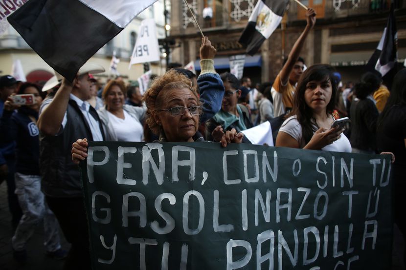 Manifestantes en la Ciudad de México protestan por el aumento al precio de la gasolina. AP
