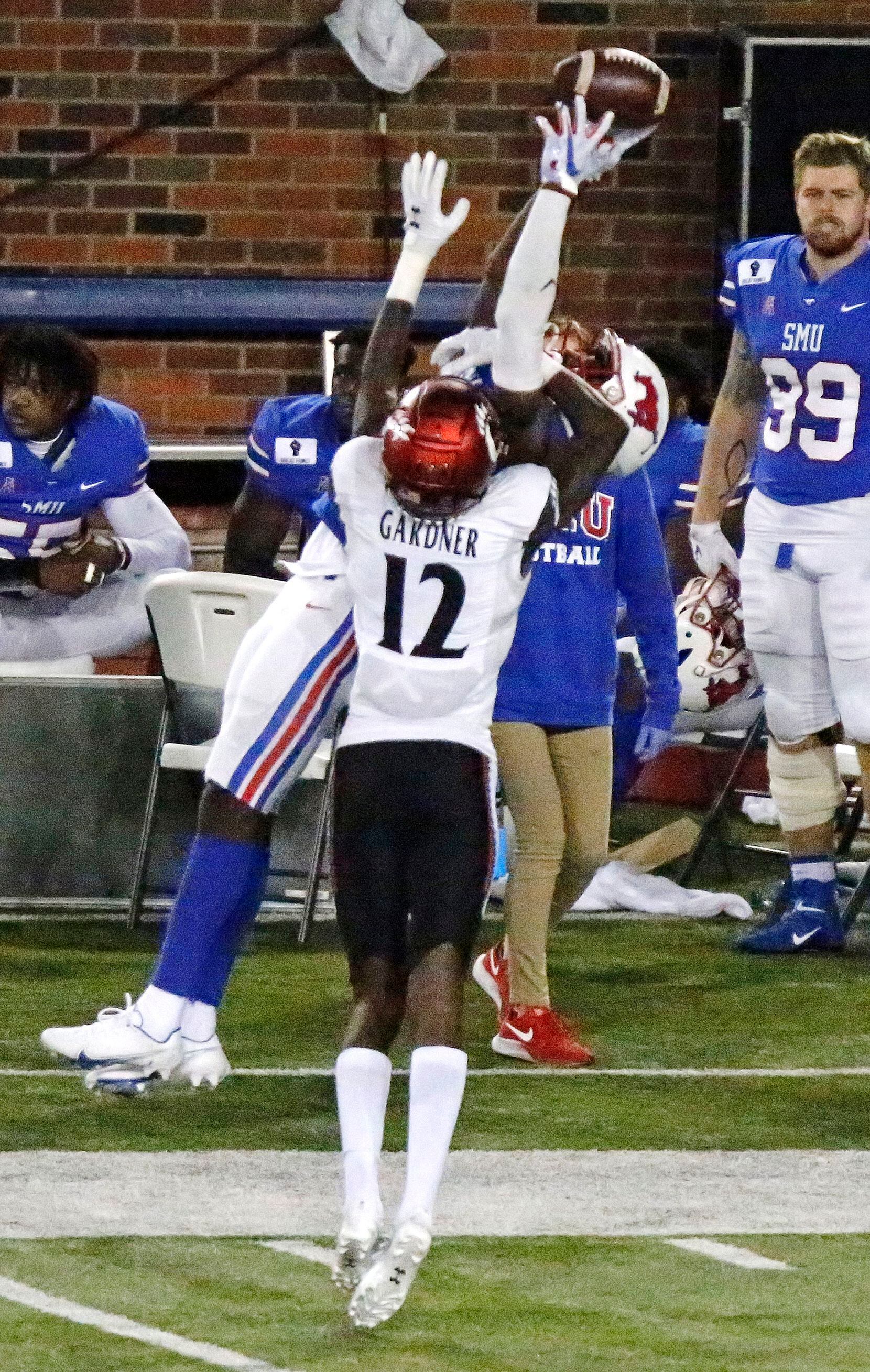 Southern Methodist Mustangs wide receiver Danny Gray (5) drew an interference call on...