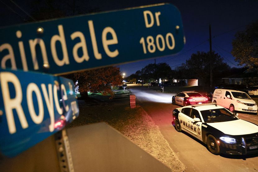 Patrullas del Departamento de la Policía de Dallas en la escena de un crimen donde murieron...