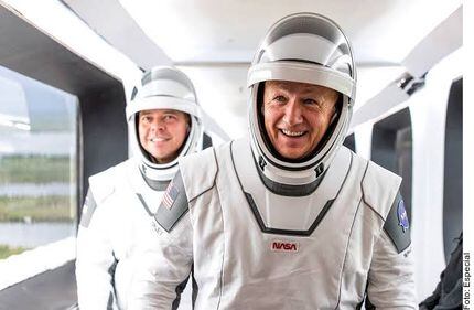 Los trajes de los astronautas de SpaceX cuentan con un micrófono que facilita la...