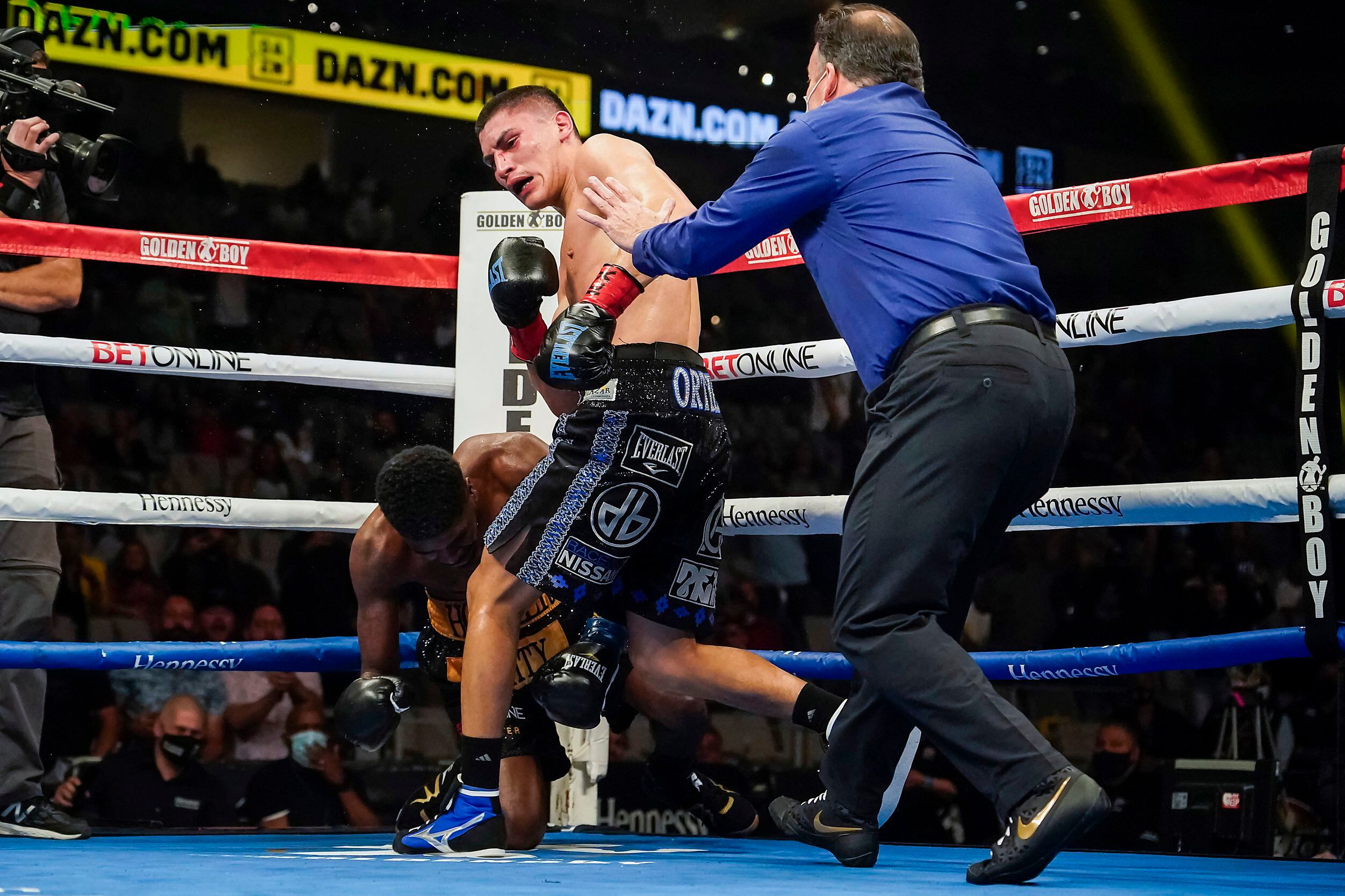 Photos Vergil Ortiz Jr Knocks Out Maurice Hooker In Main Event After