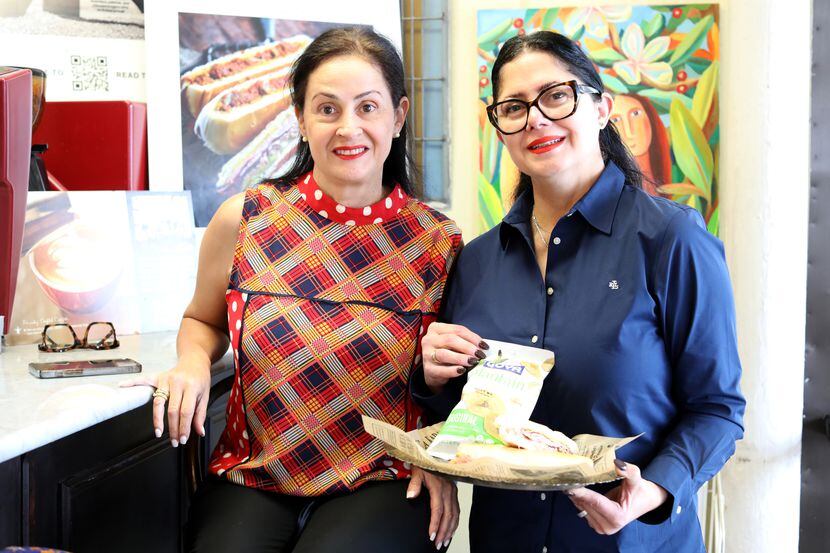 Sara Vázquez (izquierda), y Rita Vázquez, muestran un sándwich en honor al cubano Adolis...