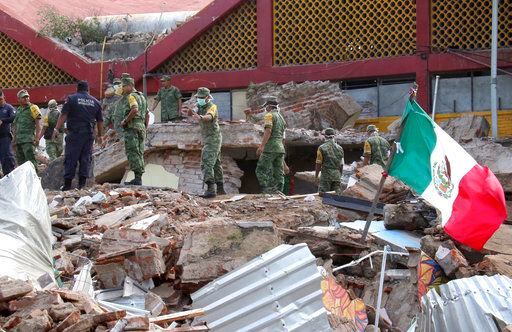 Soldados remueven escombros de un edificio colapsado después de un terremoto en Juchitan,...