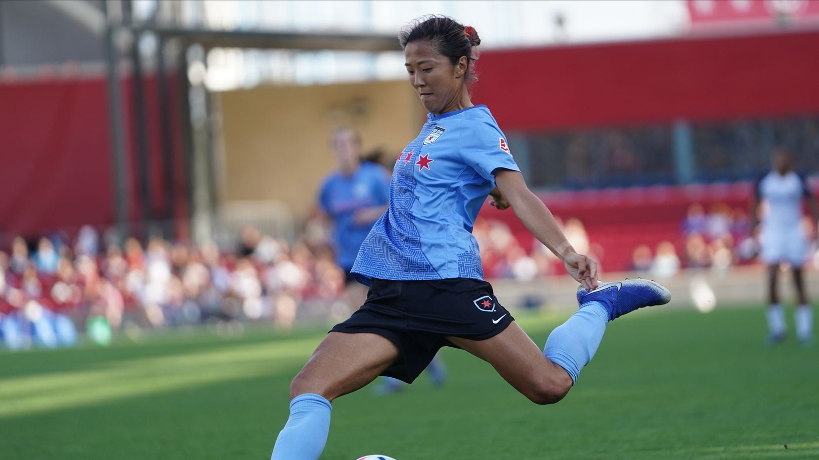 Yuki Nagasato conduce el balón jugando para los Chicago Red Stars de la Liga Femenil de Estado Unidos, el 21 de julio de 2019.