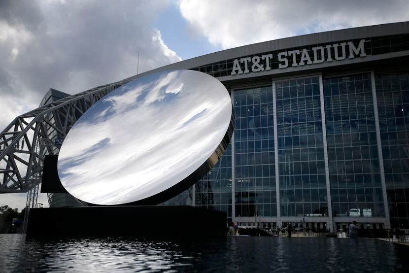 Sky Mirror, afuera del AT&T Stadium. Foto DMN