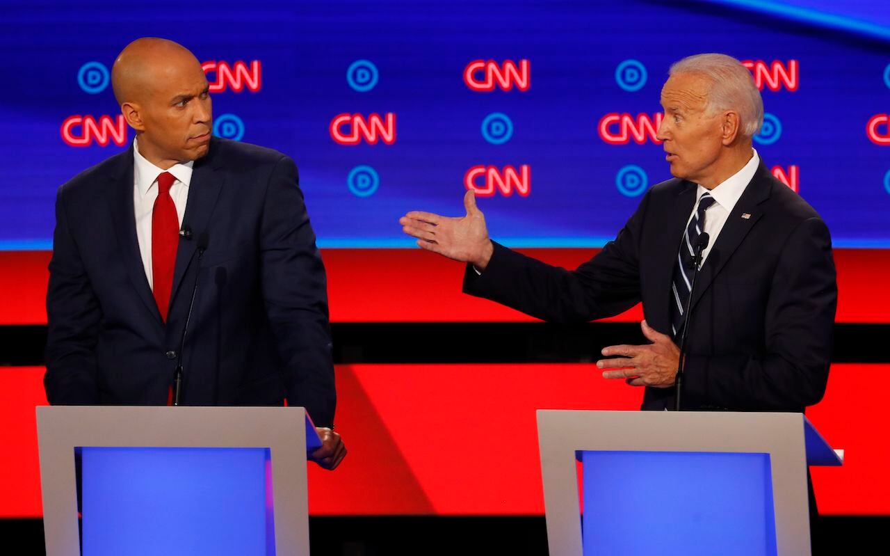 El senador Cory Booker escucha al vicepresidente Joe Biden durante el debate del miércoles...