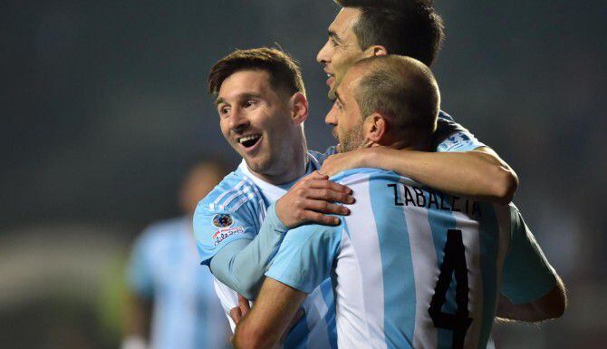 Javier Pastore (centro) celebra una anotación de Argentina, junto a Lionel Messi y Pablo...