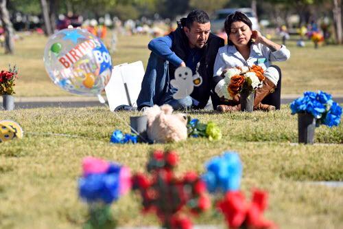Manny y Luz Méndez, de Allen, visitan la tumba de su hijo en Calvary Cemetery en Dallas. BEN...