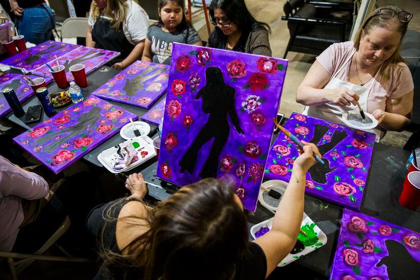 Un taller de pintura  con el tema de Selena fue organizado por Candelaria & Co. en Dallas....