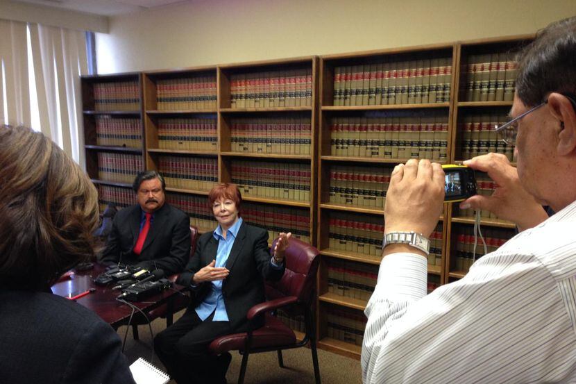 El abogado Domingo García (izq.) presenta a Patricia Murphy, quien afirma haber visto el...