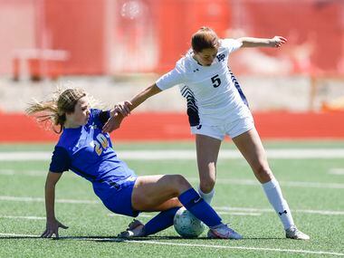 Frisco’s Kara Campbell (20) and Highland Park’s Elle Jones (5) battle for the ball during...