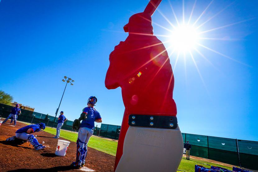 Pitchers y catchers de los Rangers de Texas se reportaron al campo de prácticas de...