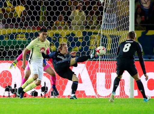 Luka Modric del Real Madrid con el balón en una jugada de la semifinal del Mundial de...