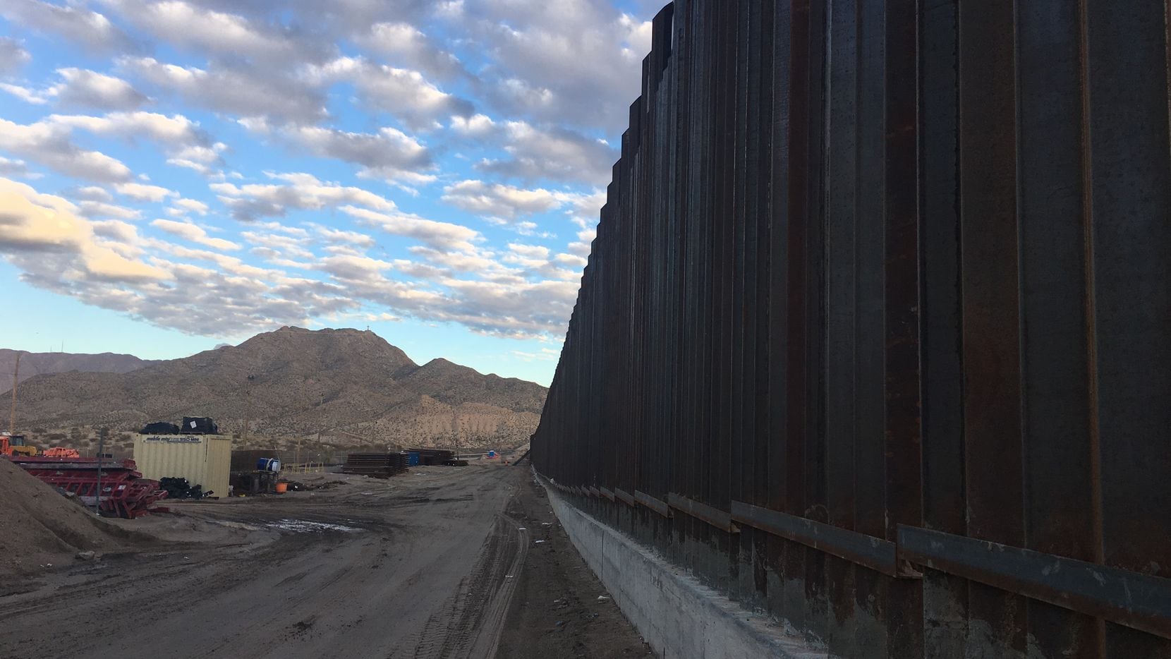 Un muro de 19 pies de altura separa México de Estados Unidos.