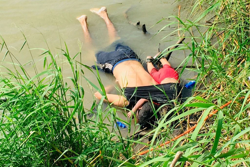 The bodies of Salvadoran migrant Oscar Alberto Marti­nez Rami­rez and his nearly 2-year-old...