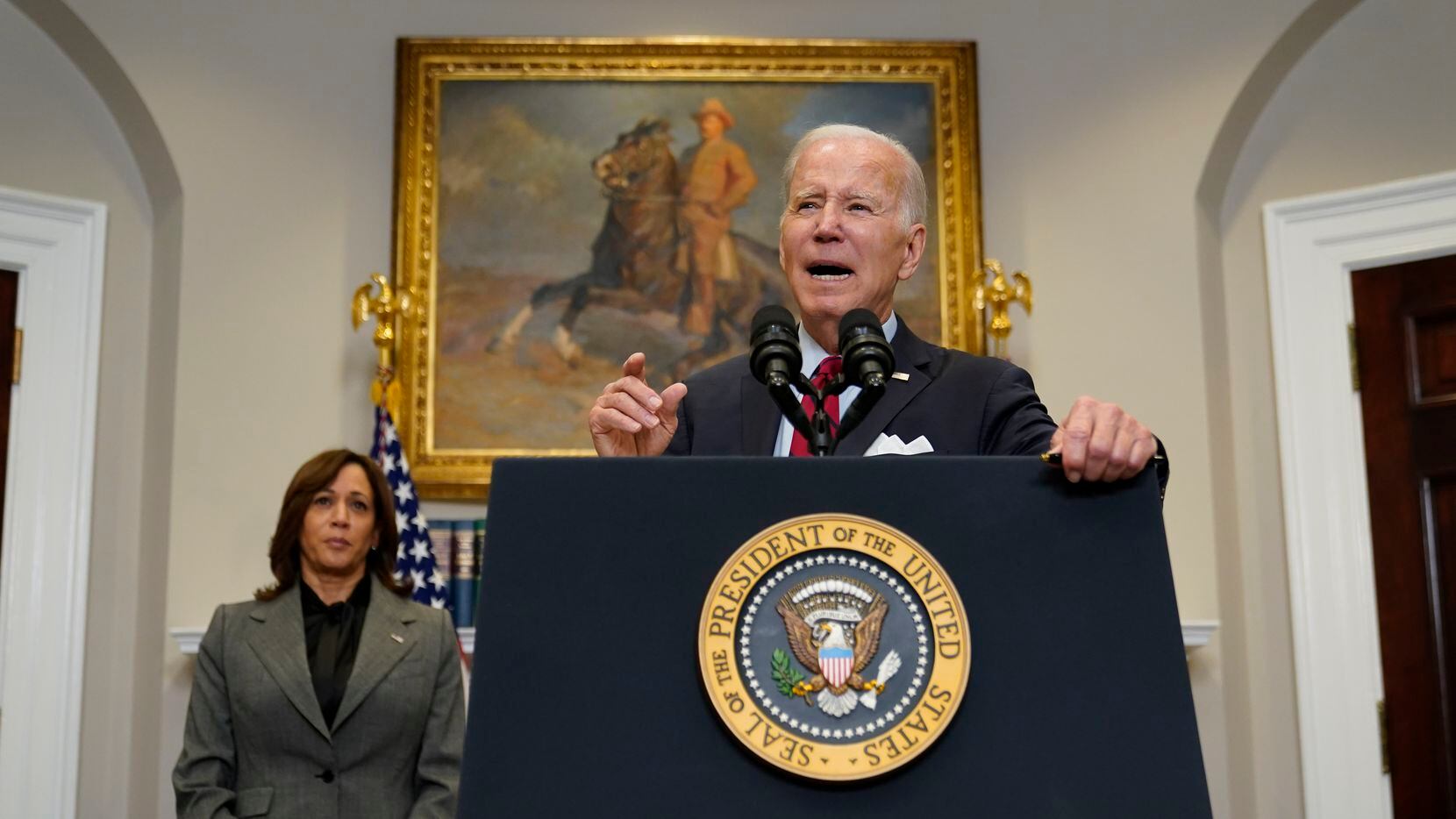 La vicepresidenta Kamala Harris escucha al presidente Joe Biden hablar sobre seguridad...