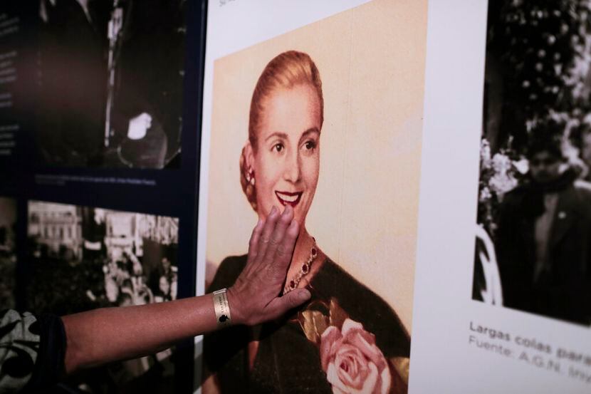 Una mujer toca una foto de Eva Perón exhibida en la Casa Museo Eva Perón en Los Toldos,...