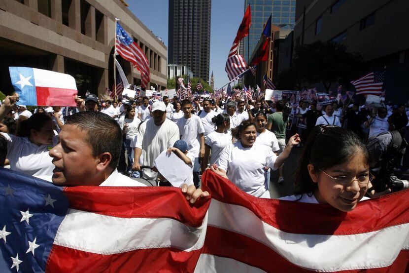 Entre 300,000 y 500,000 personas, en su mayoría hispanos, protestaron en las calles de...