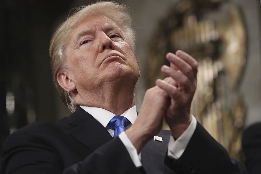 El presidente Donald Trump aplaude durante su discurso en el informe de gobierno.(AP)

