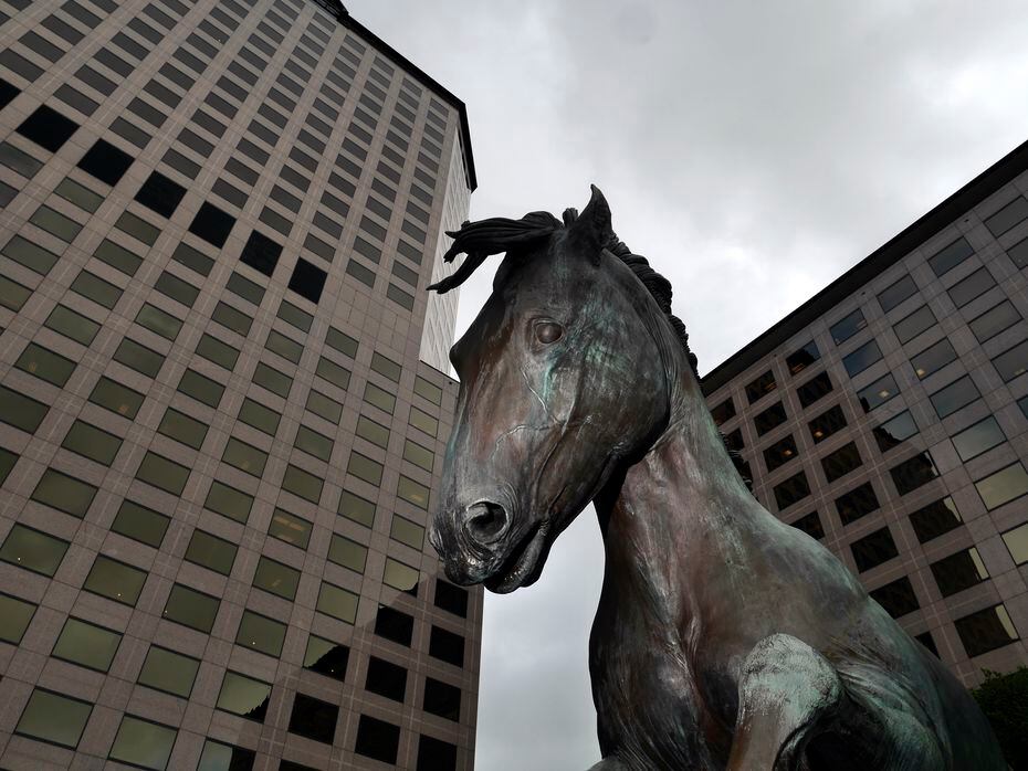 Williams Square en Las Colinas, es sede de una esculturas de caballos Mustangs, que se ha convertido en un símbolo de Irving.