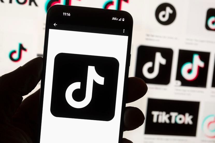 El logo de TikTok en la pantalla de un celular, el 14 de octubre de 2022, en Boston.