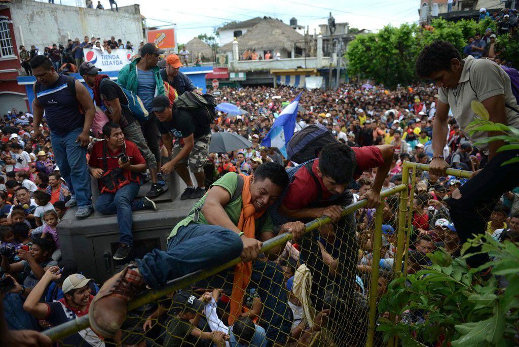 Miles de migrantes hondureños cruzan la frontera hacia México, en Tecun Uman, Guatemala, el...