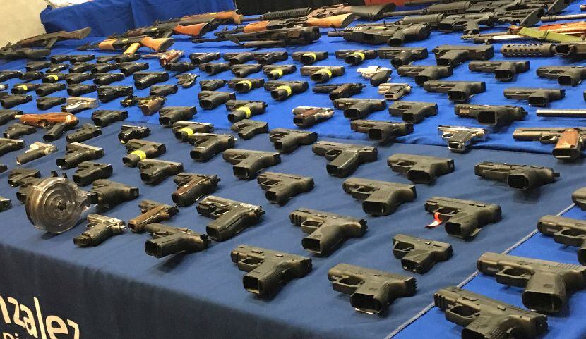 Armas confiscadas por las autoridades en una operación en Brooklyn, Nueva York.