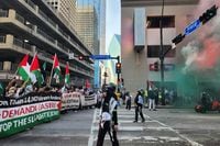 Unas 200 personas pro Palestina marcharon el martes por el centro de Dallas.