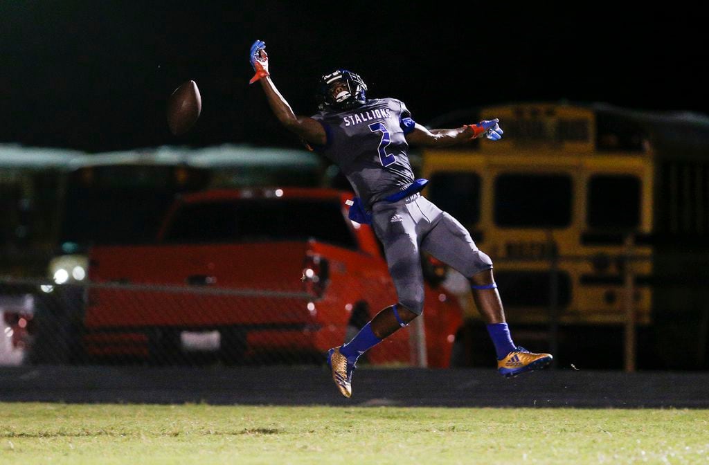 TXHSFB North Mesquite senior wide receiver Torrion Smith (2) is unable to catch a pass in...